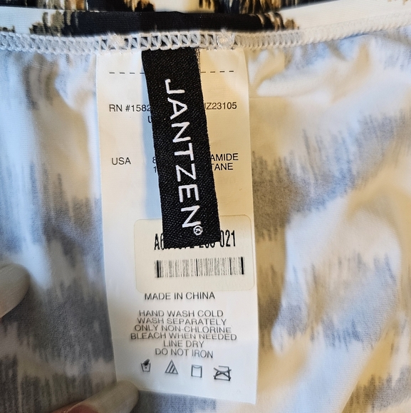 Jantzen Women's Zip Front Printed Swim Rash Guard Animal Print Zebra, Size 14 - Picture 6 of 7